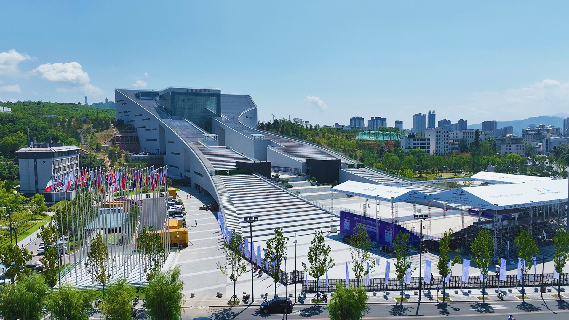 到秦岭博物馆沙排集市“逛吃逛吃”，还有好多旅游文创产品等你呦