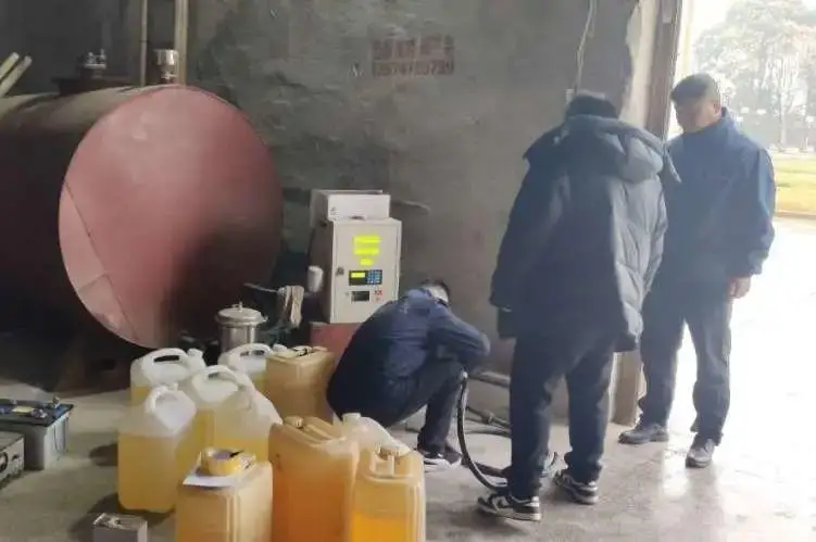 农户家中隐蔽黑加油点被端！当场查扣非法改装加油设备