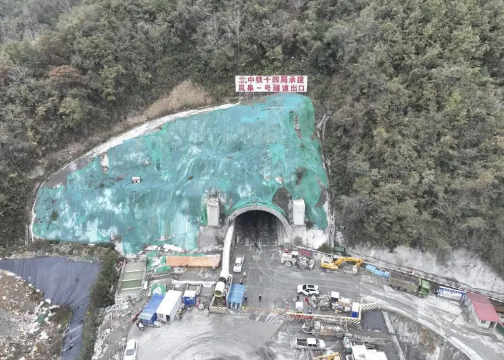 西渝高铁康渝段陕西境内首座隧道贯通
