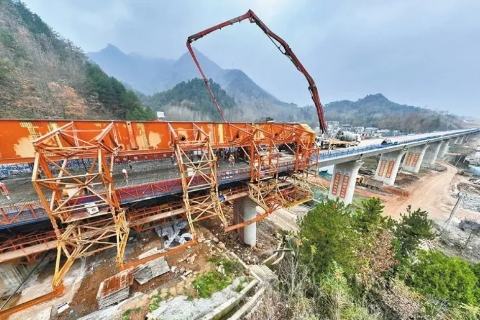 西十高铁最新进展，西沟河大桥现浇梁浇筑完成
