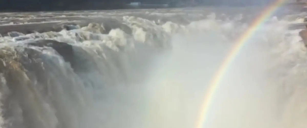 别样壮美！黄河壶口瀑布再现彩虹通天景象