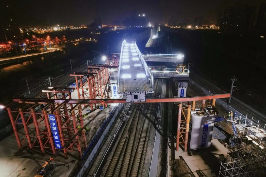 西北最大规模！西延高铁上跨大西高铁连续梁成功转体