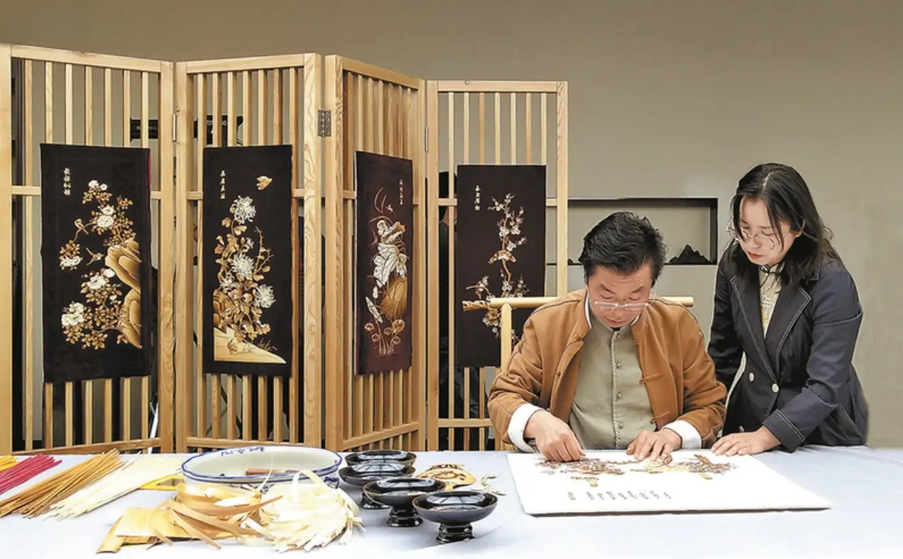 蒲城麦秆画为电视剧《黄土高天》制作道具100多件