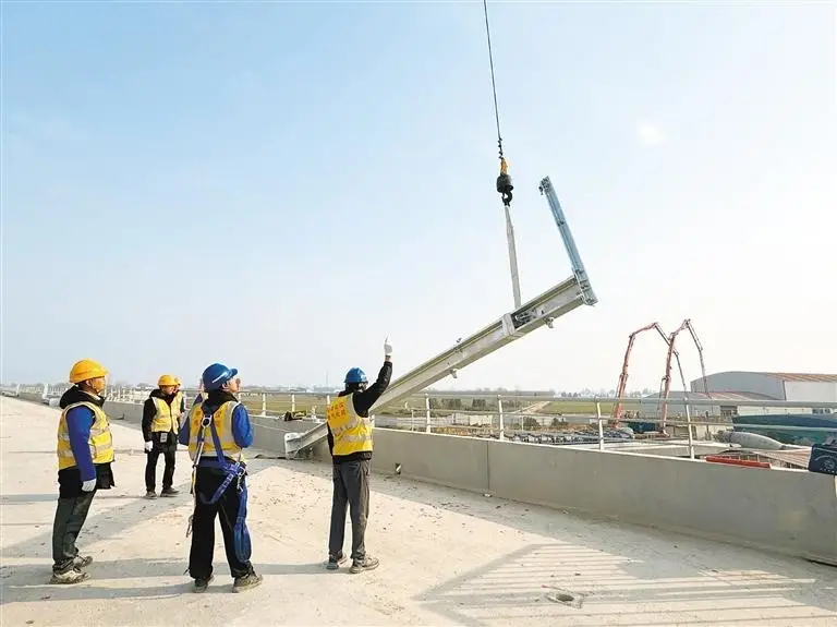 西延高铁西铜段接触网首杆成功组立
