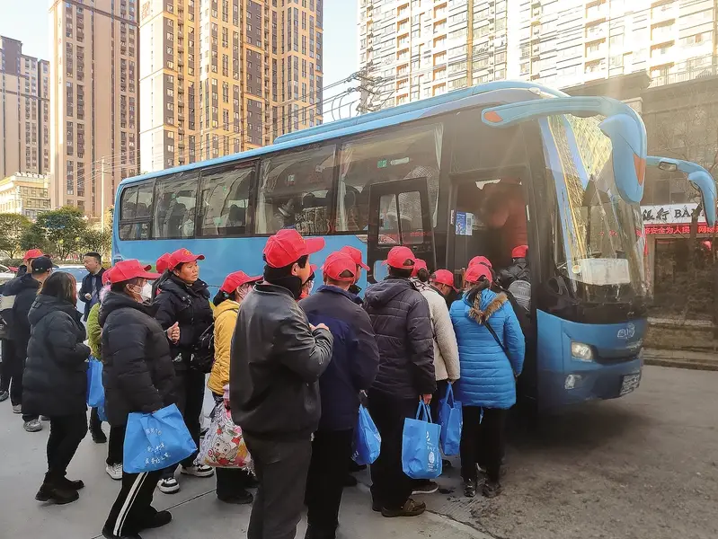 山阳46名外出务工人员乘专车启程
