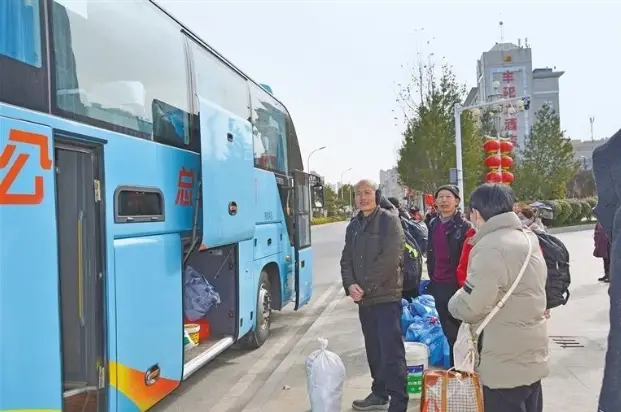 山阳492名工人乘坐专车赴江苏等地务工