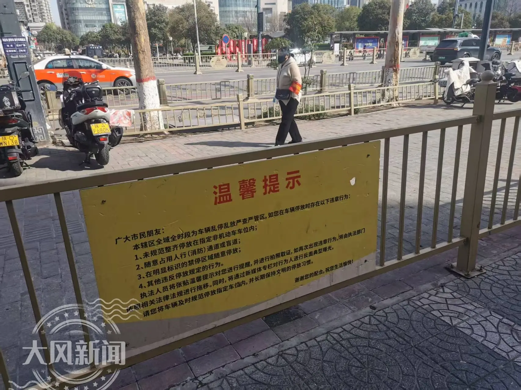 收停车费咋扫个人二维码？收费员称每年交4万元承包，街道办否认
