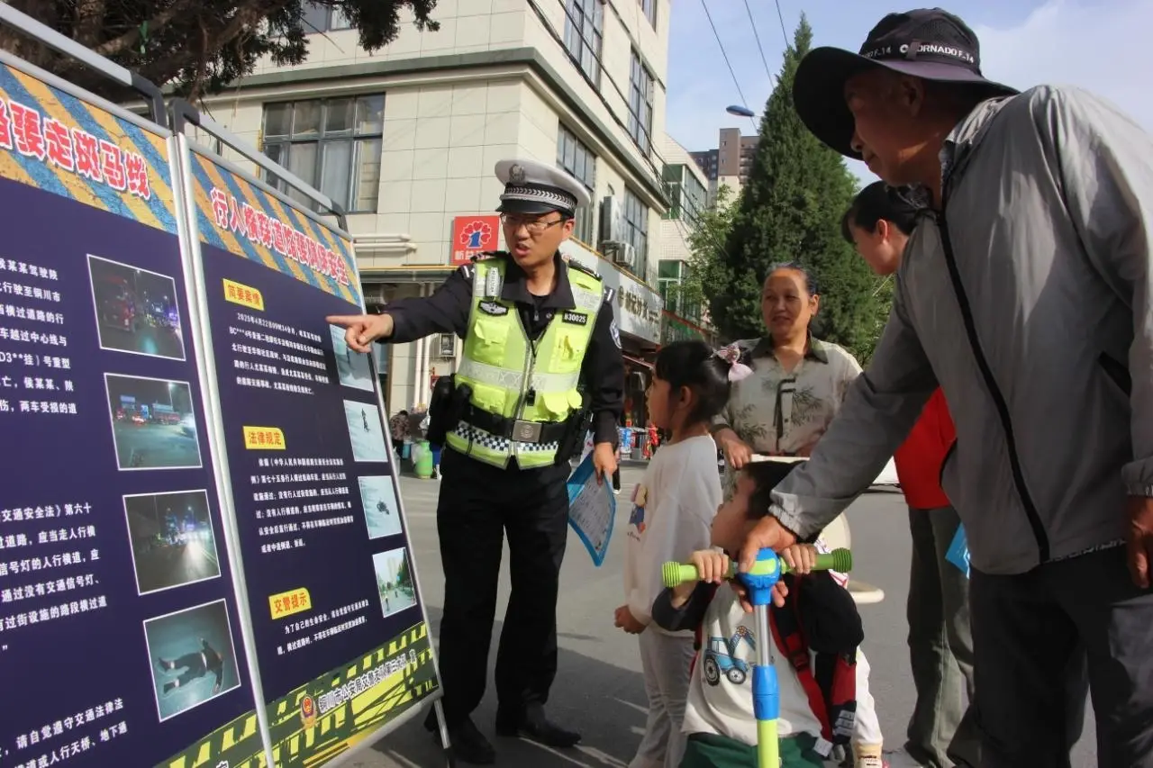 对行人违法横穿马路说不！ 铜川交警三大队集中查纠整治不文明出行