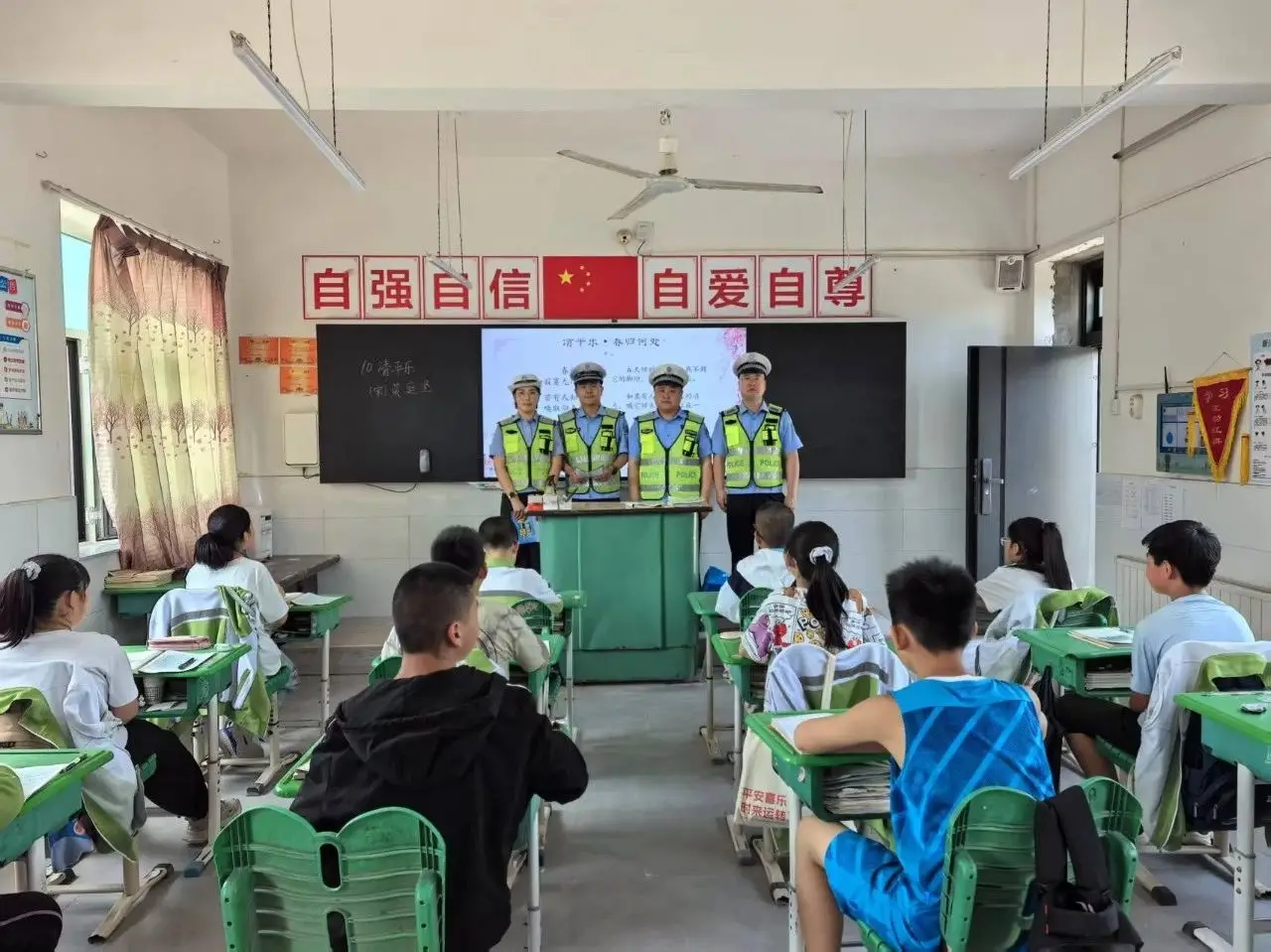 米脂公安“两护”进校园促安全保畅通