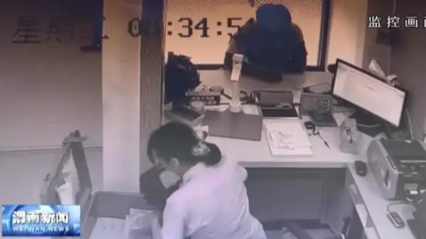 男子神色匆匆到银行要取走78500元，原来是遇上电信诈骗了