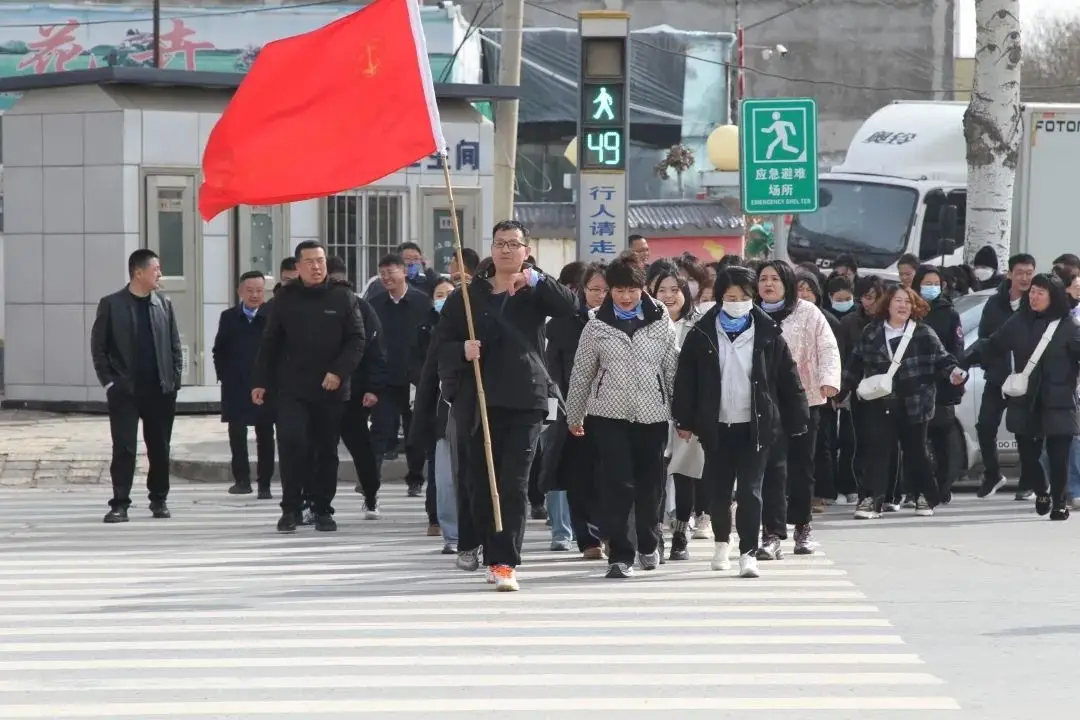 靖边农商银行举办“巾帼无畏步履生辉”三八妇女节徒步活动