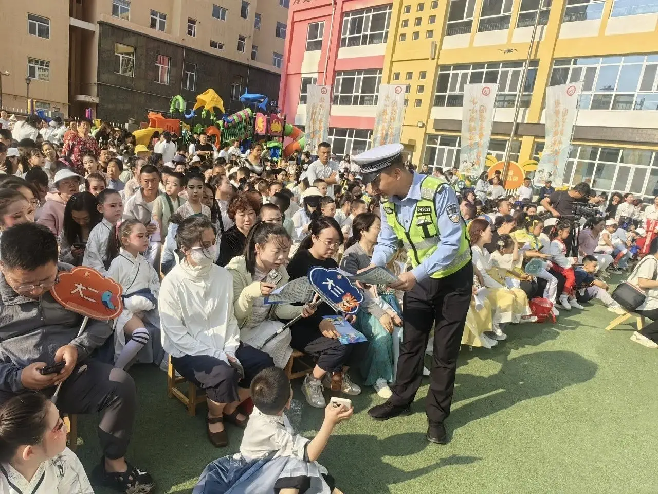 “警色”相伴庆六一守护童趣平安行