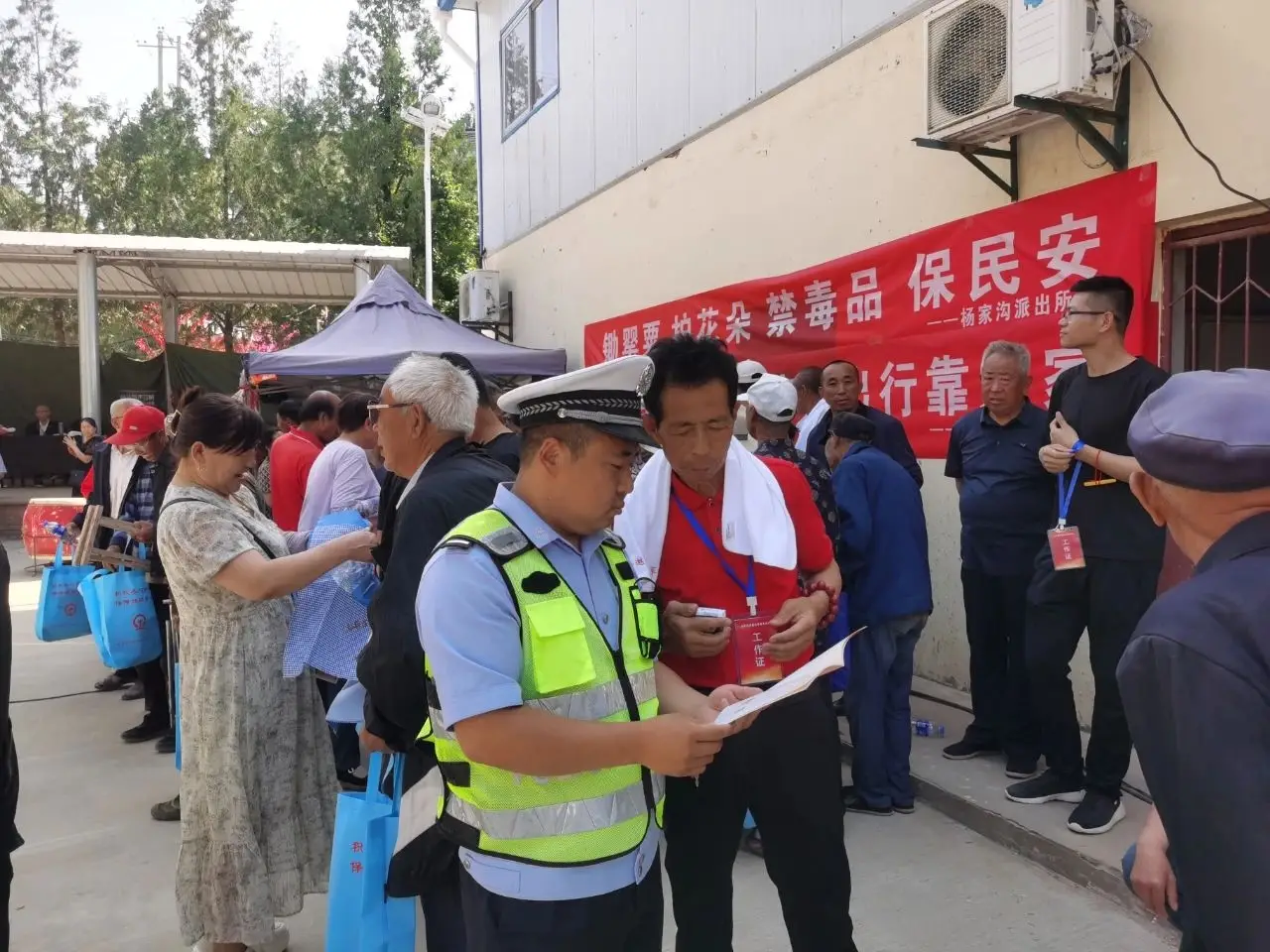 米脂公安巧借“女客”聚会开展普法宣传