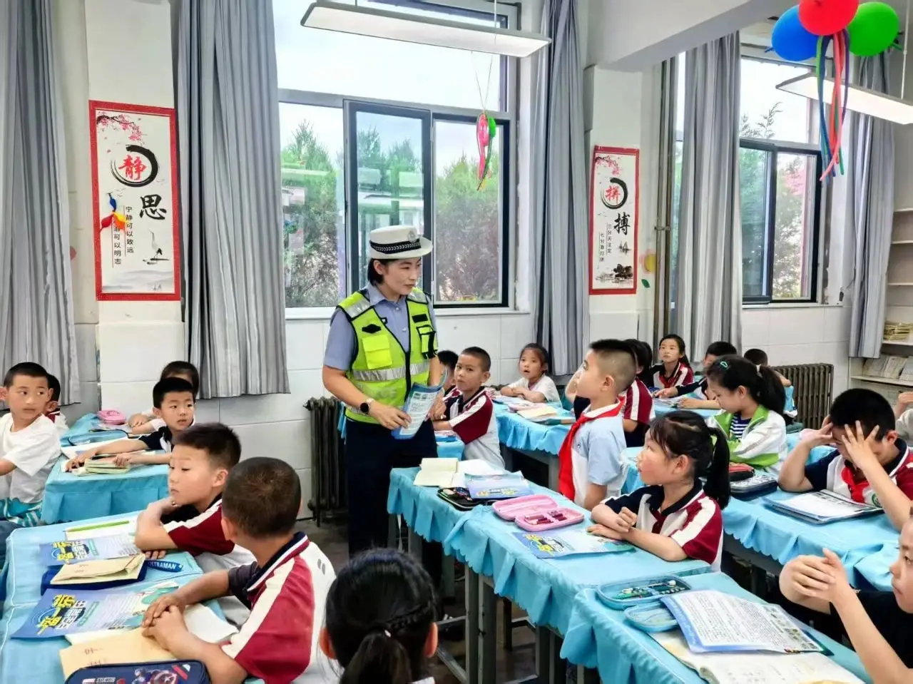 米脂交警多形式开展交通安全宣传活动