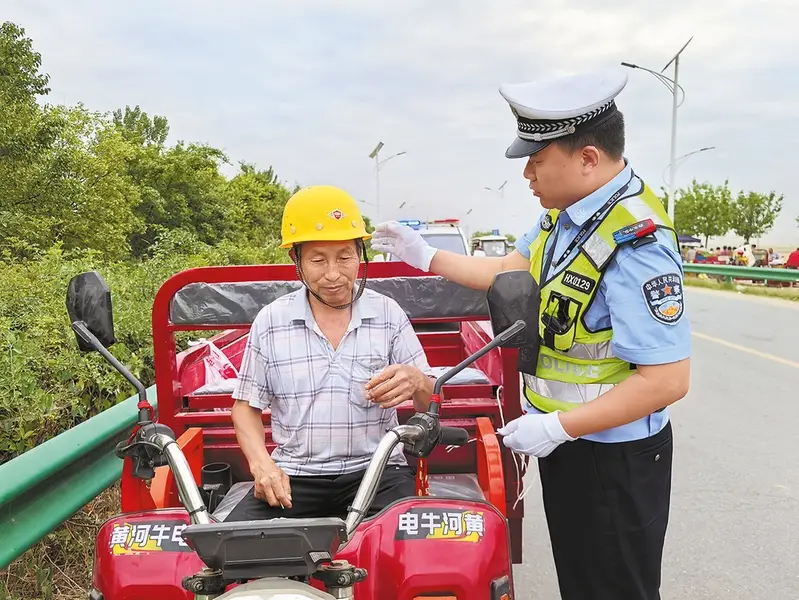 华州分局交管大队开展“大干一百天”专项整治行动