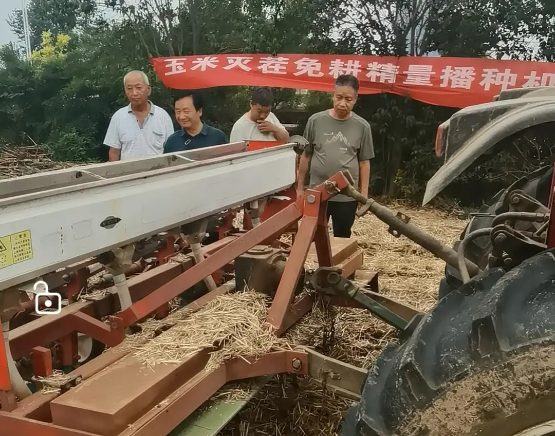 玉米灭茬免耕精量播种机杨凌田间演示博得农民称赞