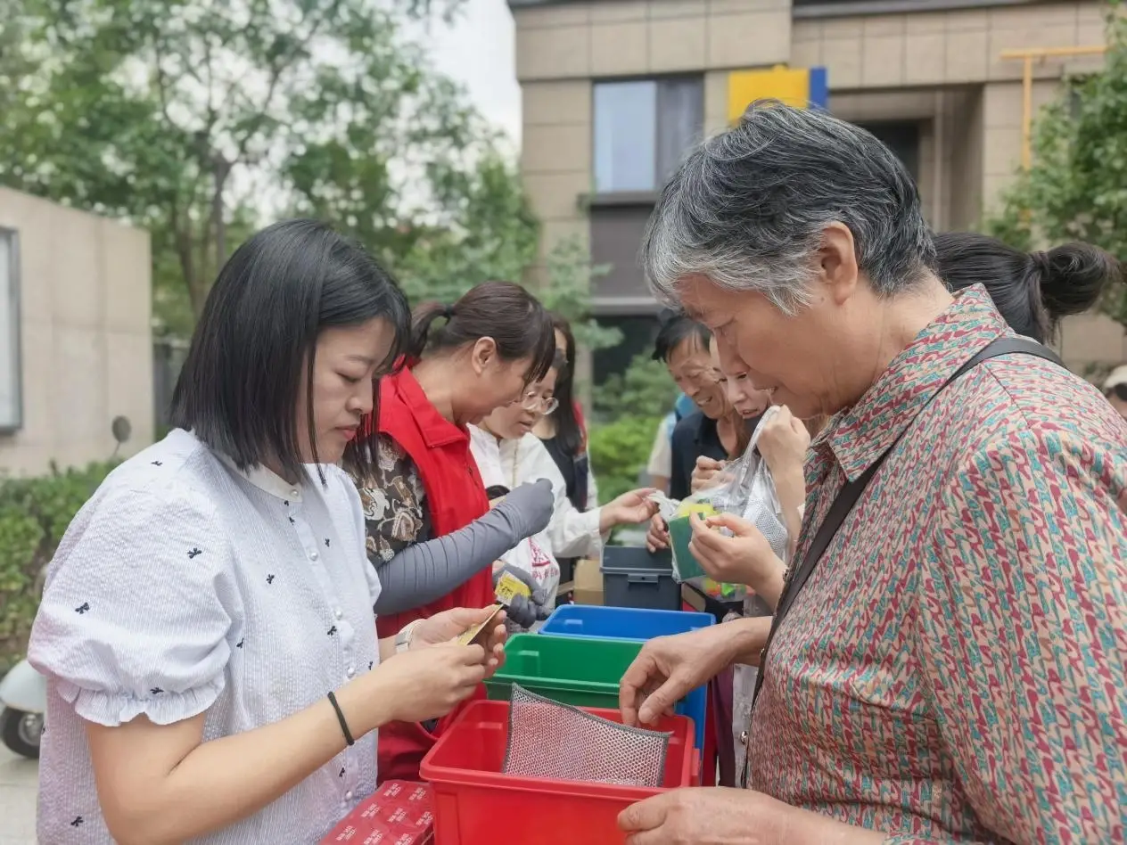 榆林明珠路街道：有害垃圾换积分分类新风入社区