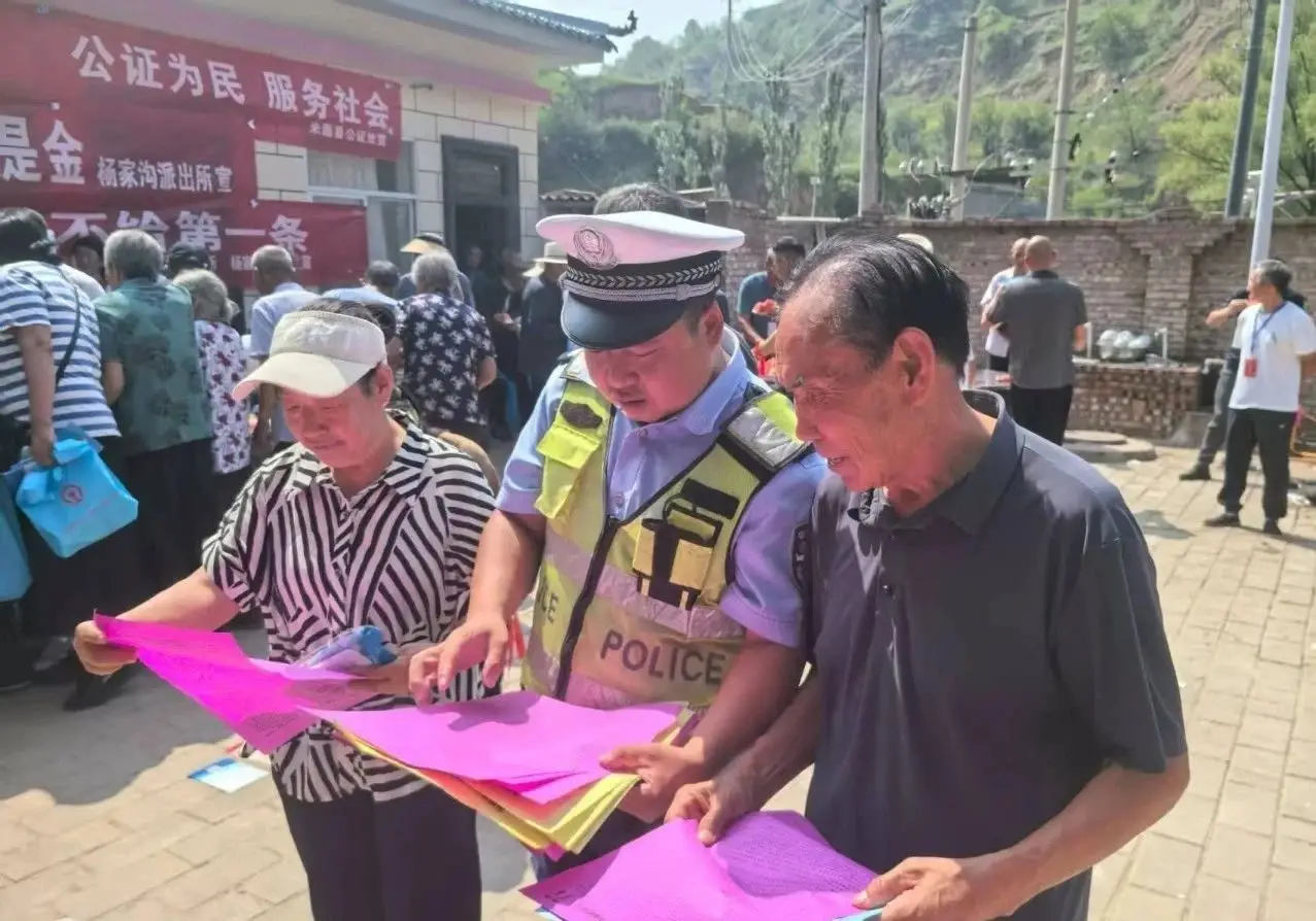 普法宣传“赶”戏场法治教育“警”相随