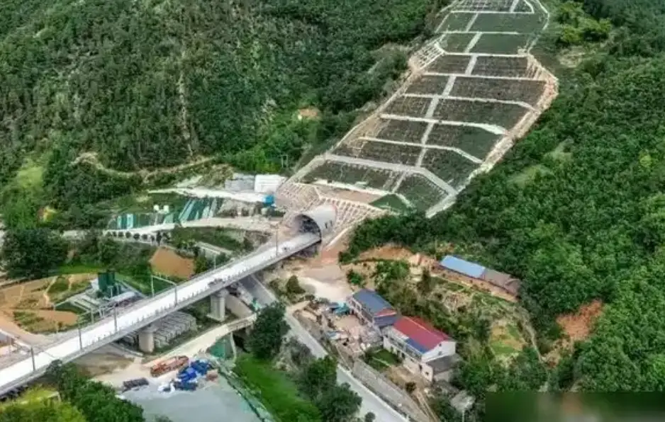 西十高铁全线42座隧道已全部贯通，通车时间有望提前