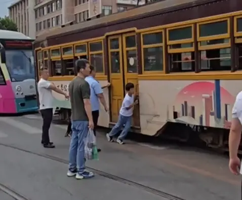 大连两有轨电车相撞，小孩哥率先上前帮忙推车