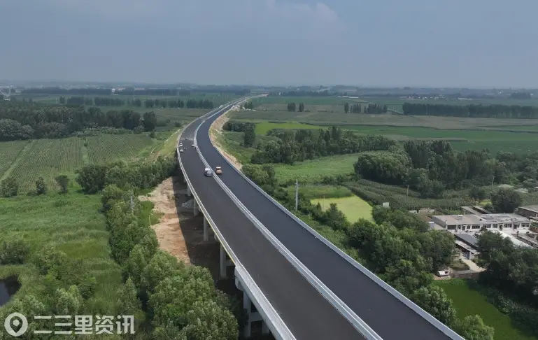 凌绥高速公路全线沥青路面摊铺完成