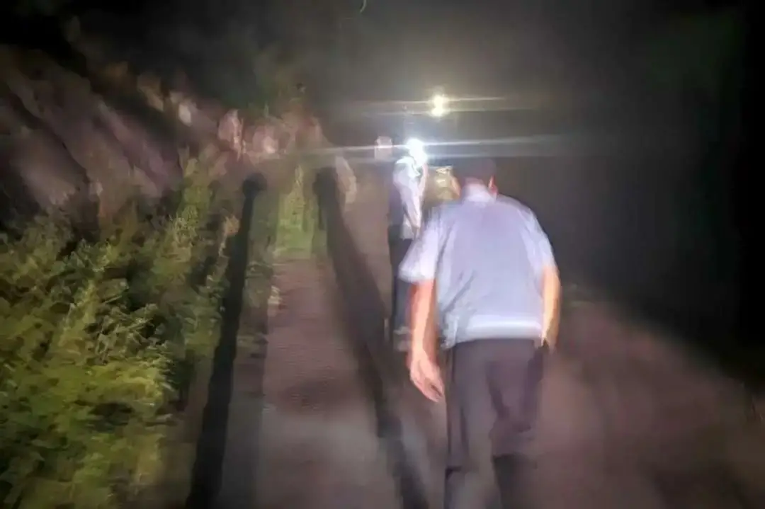 朝阳 雨夜救援 被困少年说有被警察叔叔暖到......