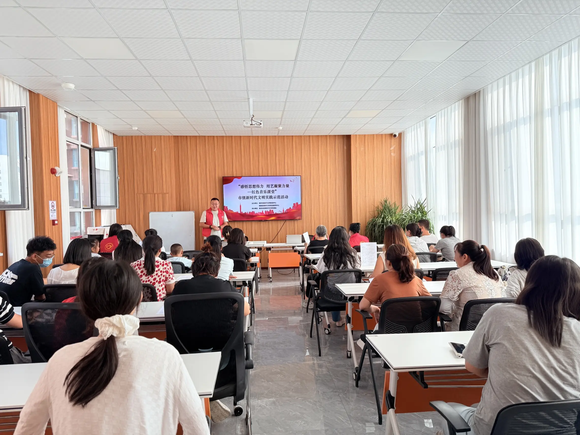 “感悟思想伟力用艺凝聚力量——红色音乐课堂”市级新时代文明实践示范活动走进榆阳区青山路街道办事处