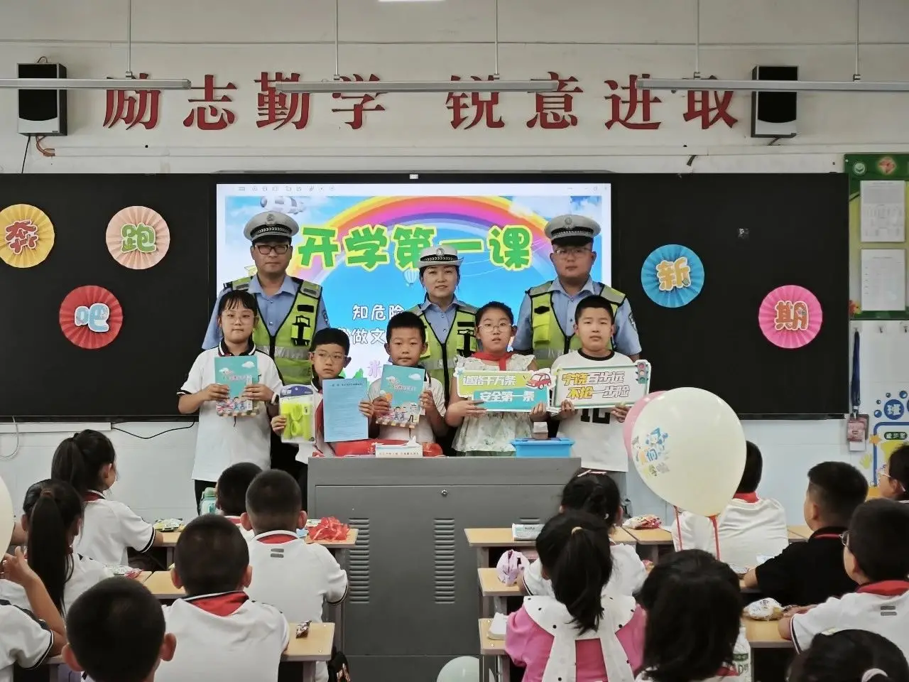 米脂公安走进校园上好开学交通安全“第一课”