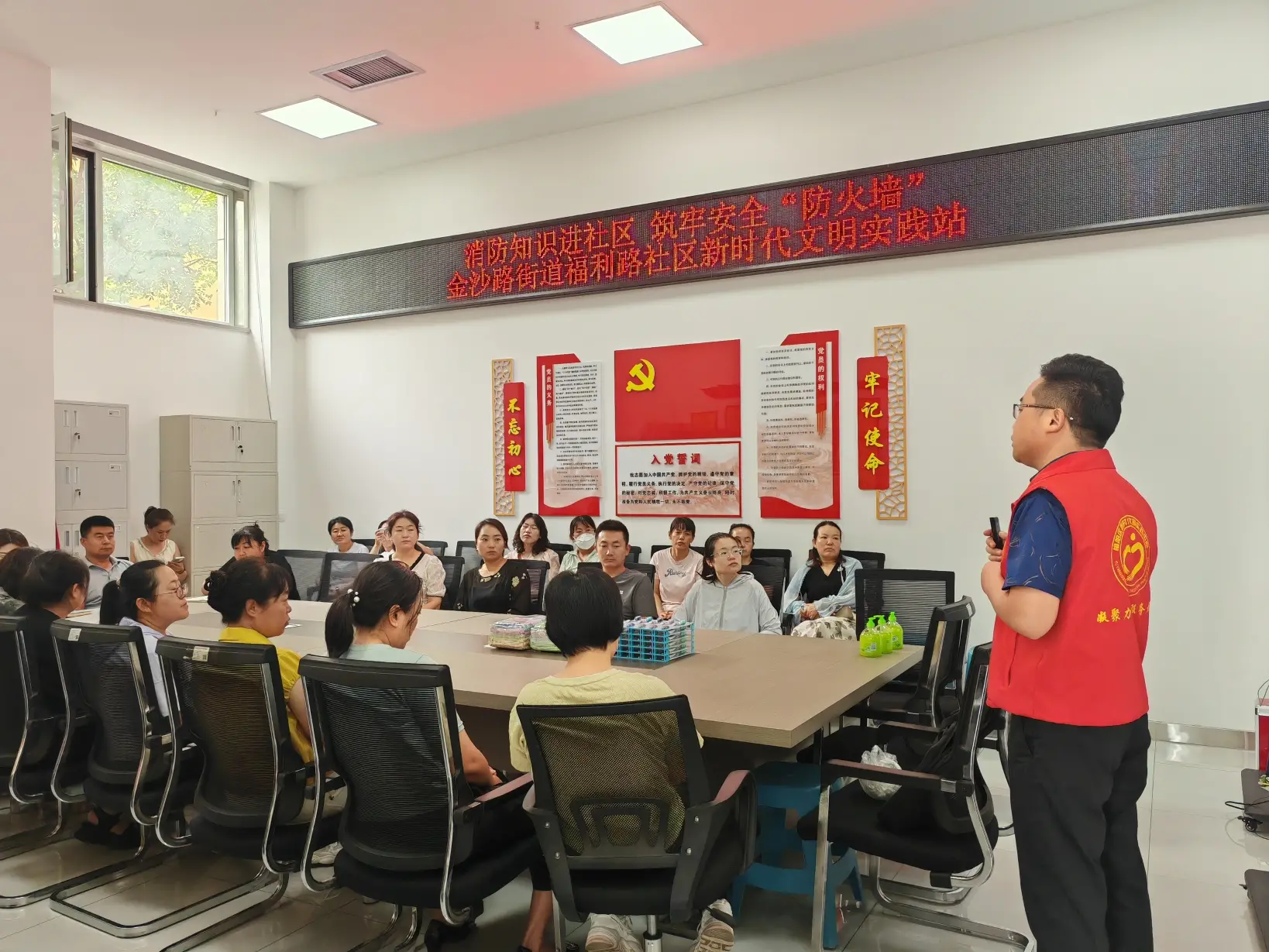 “消防安全进社区，共筑平安防火墙”新时代文明实践示范活动