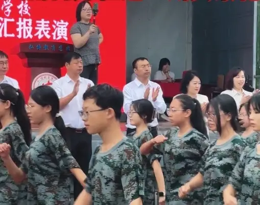 军训降雨师生共勉，风雨同舟在这一刻具象化