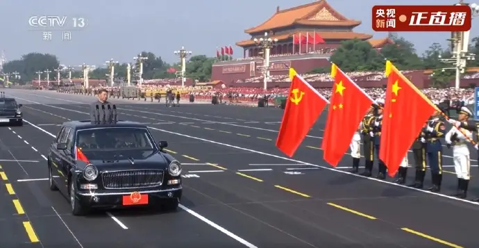 习近平乘车依次检阅徒步方队和装备方队