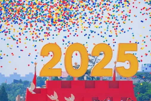 放飞和平鸽 纪念大会在《歌唱祖国》大合唱中结束