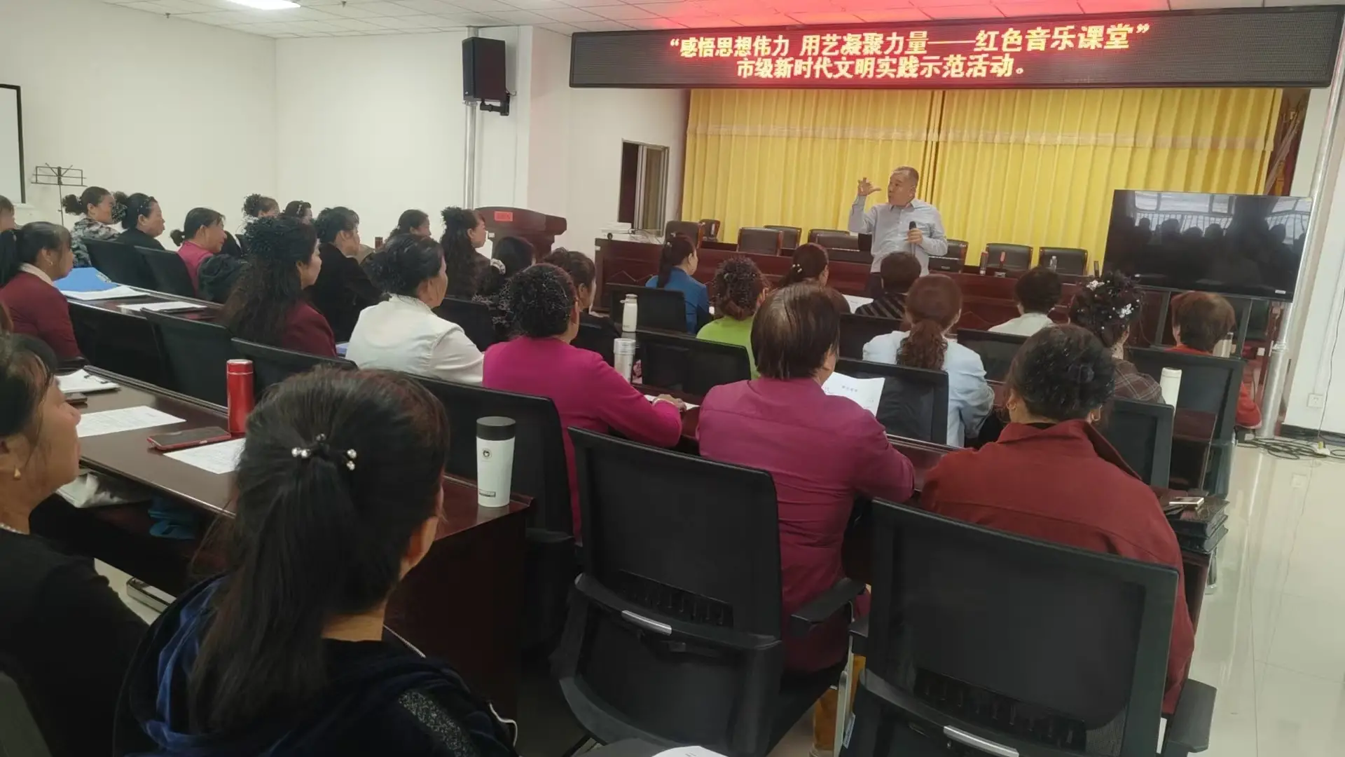 “感悟思想伟力用艺凝聚力量——红色音乐课堂”走进朝阳路街道办事处