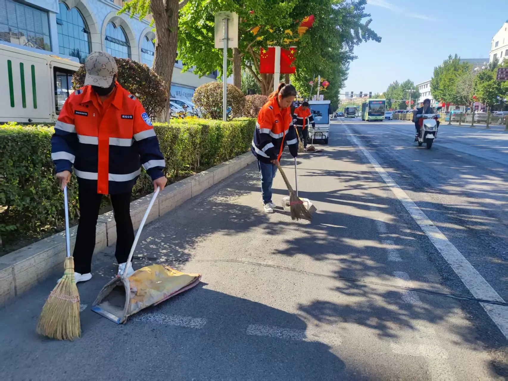 朝阳环境集团道路机扫分公司“双节”前全力出击 保障城市道路洁净迎国庆贺中秋