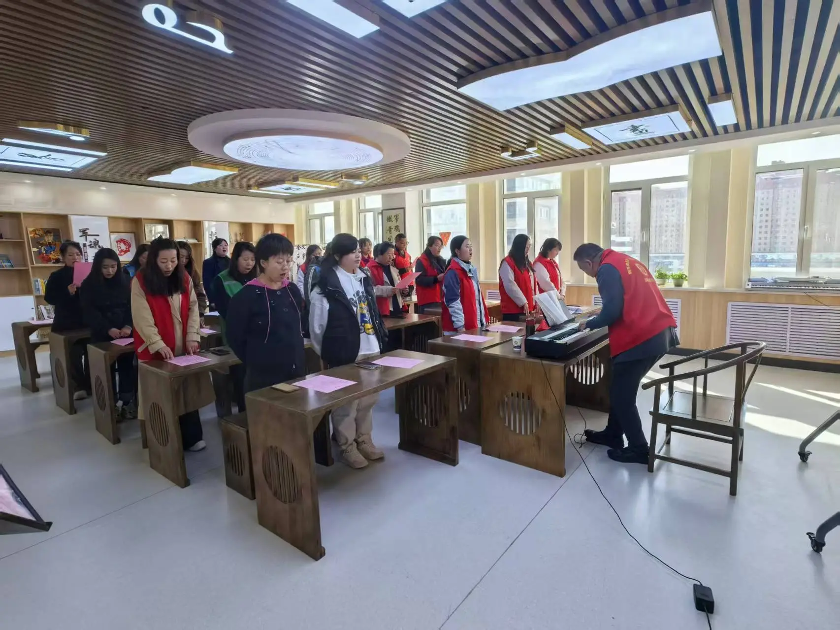 “感悟思想伟力用艺凝聚力量——红色音乐课堂”市级新时代文明实践示范活动走进榆阳区明珠路街道办事处