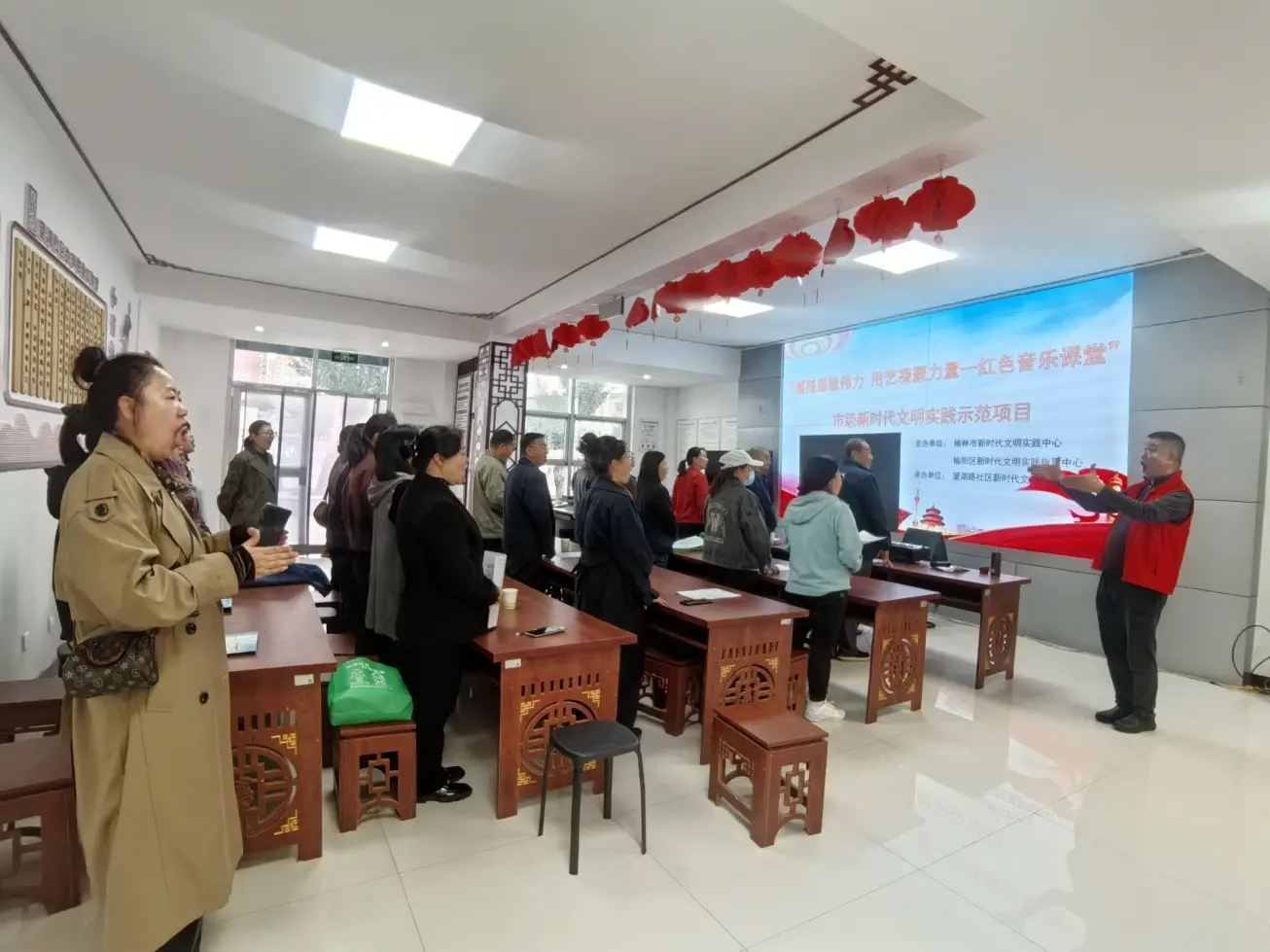 “感悟思想伟力用艺凝聚力量——红色音乐课堂”市级新时代文明实践示范活动走进榆阳区驼峰路街道办事处