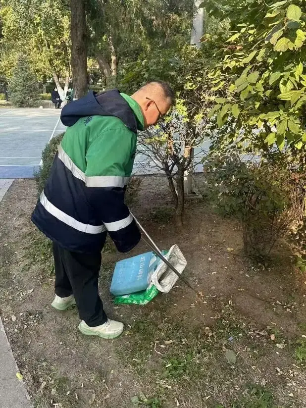 党员下沉践使命，公园 “美颜” 焕新颜—— 朝阳环境集团源林绿化养护有限公司开展党员志愿服务活动